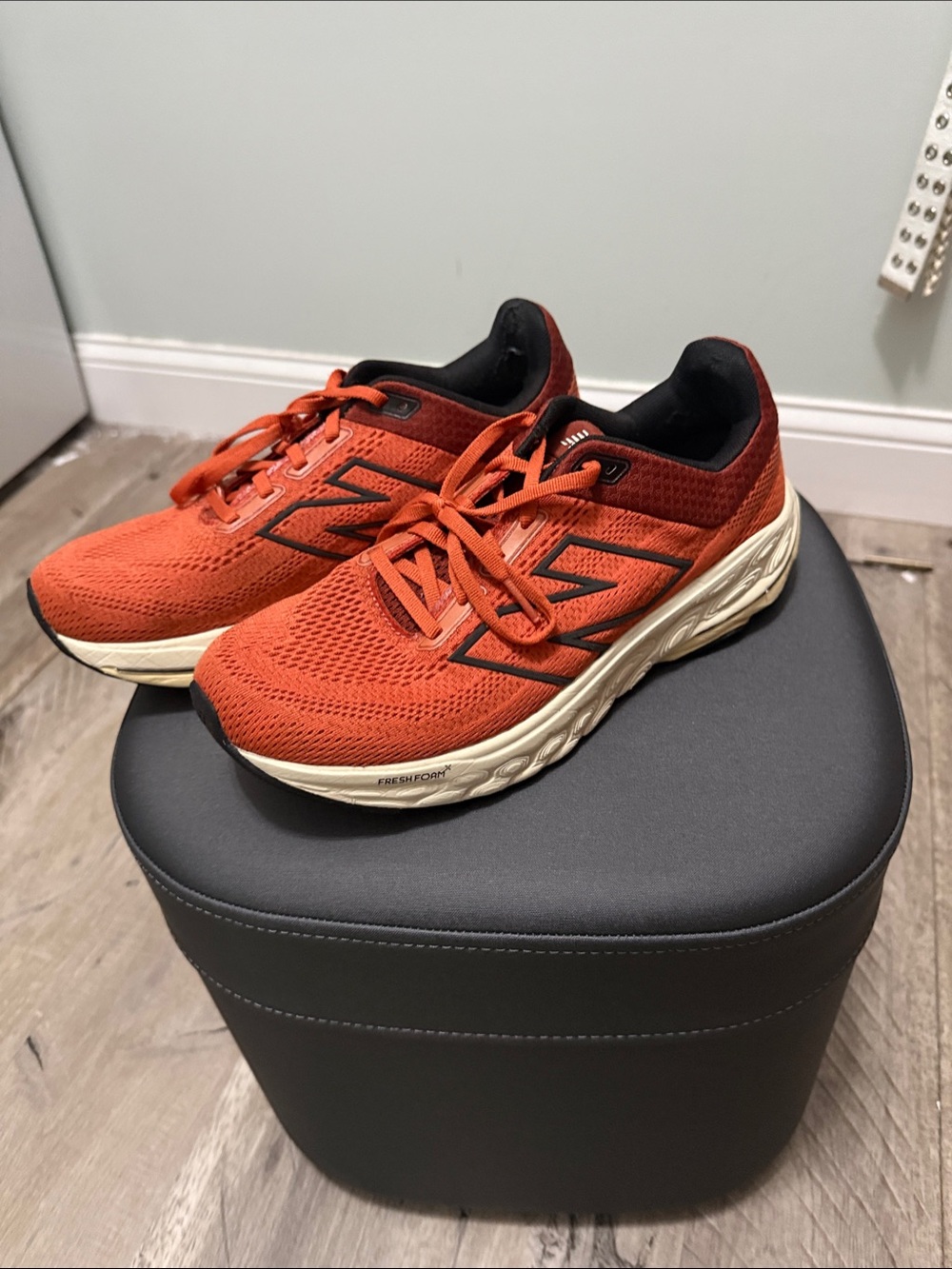 New Balance 860 Mens Orange and Cream Athletic Sneakers size 9